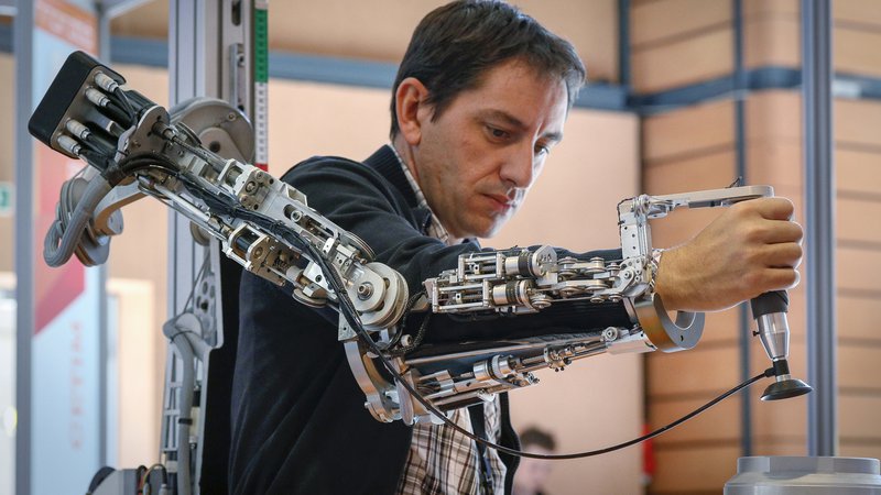 Fotografija: Delovna mesta si bomo v ne več tako daljni prihodnosti delili z roboti. Foto Reuters