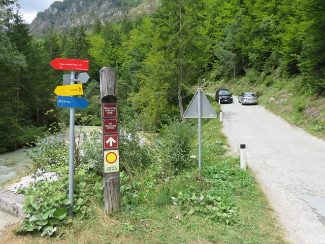 Namesto avtomobilov bodo imeli v soboto v Vratih prednost avtobusi, kolesarji in pešci. FOTO: Blaž Račič/Delo