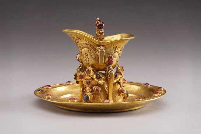 Posoda za pitno daritev jue in podstavek iz zlata z rubini in safirji, datirana v leto 1601. FOTO: Wang Wei Chang