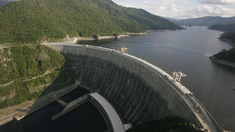 Fotografija: Jez na reki Jenisej v ruski republiki Hakasiji v Sibiriji zadržuje vodo za največjo hidroelektrarno v Rusiji in deveto največjo na svetu. Skupna nazivna moč elektrarne je 6400MW, akumulacijsko jezero pa ima površino 621 kvadratnih kilometrov. FOTO: Reuters