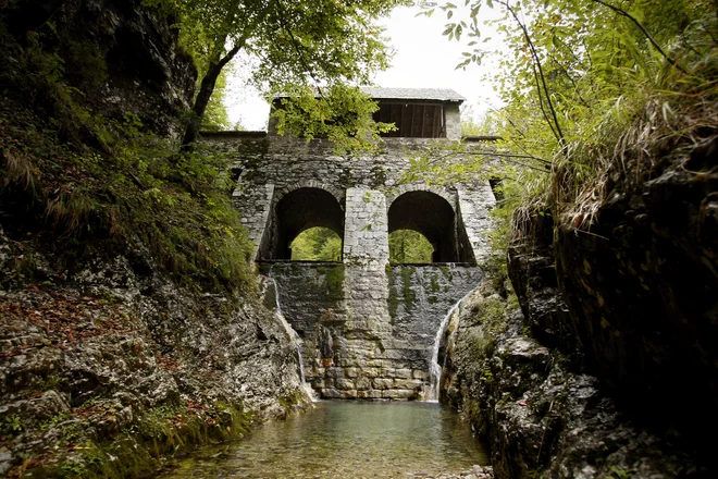 Brusove klavže na Belci, zgrajene konec 60. let in na začetku 70. let 18. stoletja, so eden najzgodnejših primerov zajezitve rek na naših tleh. FOTO: Uroš Hočevar