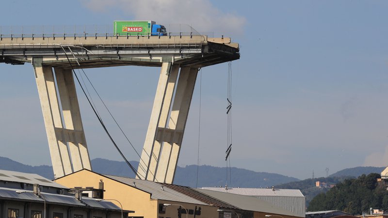 Fotografija: Vse od njegovega odprtja pred štirimi desetletji je bil viadukt predmet razprav, tudi zato, ker je bil speljan nad gosto poseljenim predelom Genove. FOTO: AFP