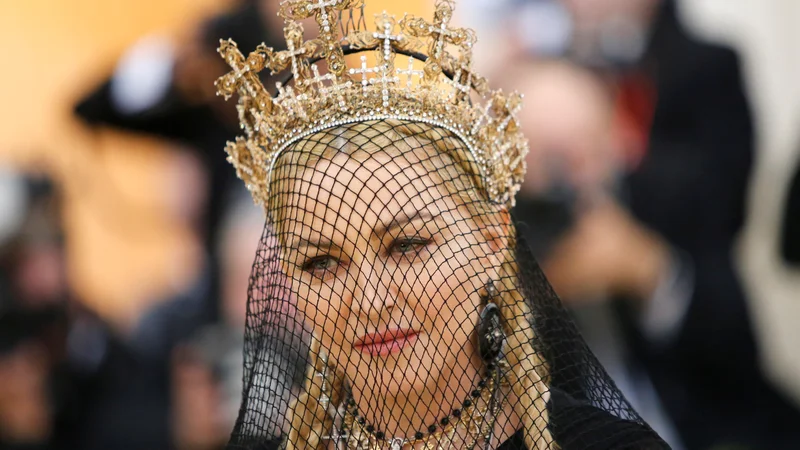 Fotografija: Madonna na letošnji prestižni prireditvi Met Gala v New Yorku, ki je praznik odprtja modne razstave v muzeju Metropolitan. FOTO: Reuters