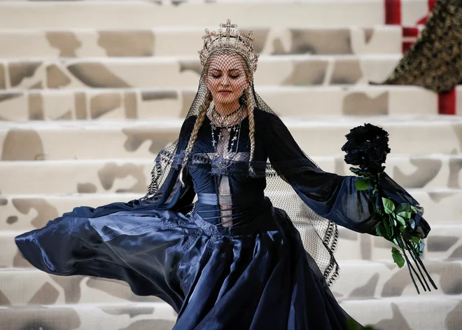 Madonna na letošnji prestižni prireditvi Met Gala v New Yorku, ki obeležuje otvoritev modne razstave v muzeju Metropolitan. FOTO: Brendan Mcdermid/Reuters