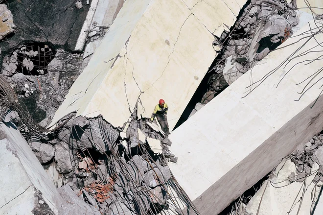 Zrušil se je del - okoli 200 metrov viadukta na višini 45 metrov. FOTO: Massimo Pinca/Reuters
