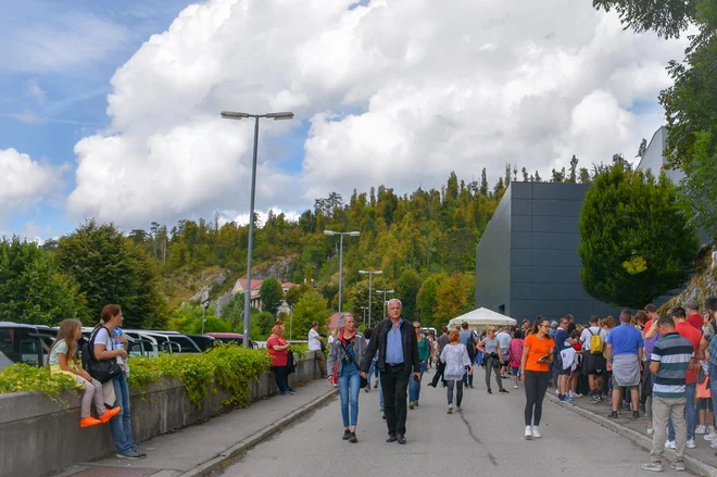 Obiskovalci se v parku ustavijo za več dni, kar potrjuje odlična zasedenost nastanitvenih kapacitet – pa ne le v Parku Postojnska jama s hotelom Jama, pač v celotni občini in širše, saj je v teh dneh  težko dobiti prosto sobo. FOTO: Postojnska 