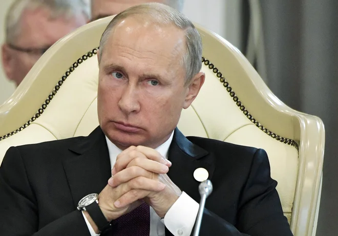 &raquo;Potrjujem, da sem se pripravljen sestati z vami že kmalu, da bi se pogovorili o nujnih vprašanjih v dvostranskih odnosih in o pomembnih zadevah v regiji,&laquo; je sporočil Putin v pismu. FOTO: Alexei Nikolsky/AP
