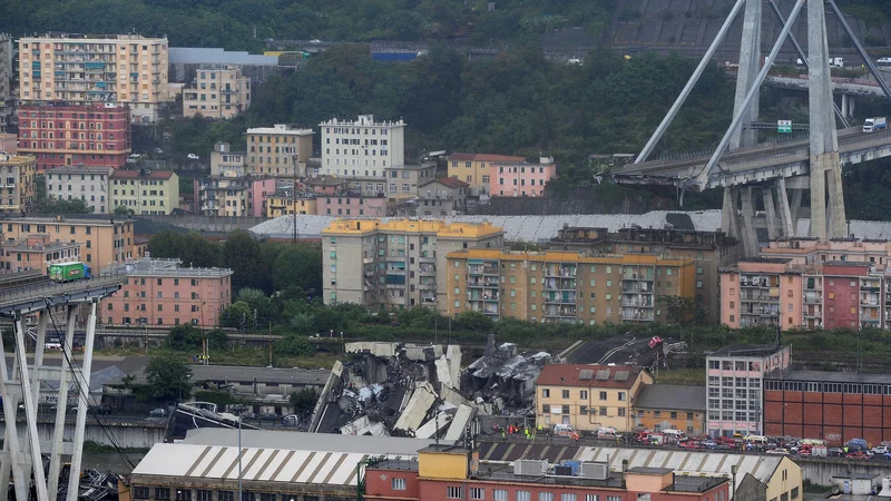 Fotografija: Zaradi grožnje, da bi se zrušil še kakšen del viadukta, so evakuirali več kot 400 ljudi. FOTO: Reuters