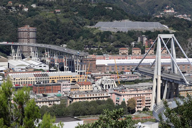 Podjetje Autostrade per l'Italia je v torek potrdilo, da so se na zrušenem viaduktu začela vzdrževalna dela, vendar pa niso ocenjevali, da bi se most lahko zrušil. FOTO: AFP