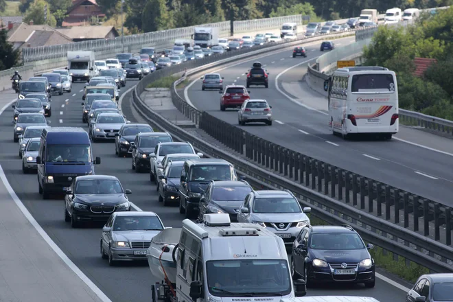 Čez polja in travnike smo položili široke avtoceste, ki so dokončno spremenile podobo pokrajine, ne nazadanje smo avto povabili celo v hišo in mu naredili posebno sobo. FOTO: Mavric Pivk