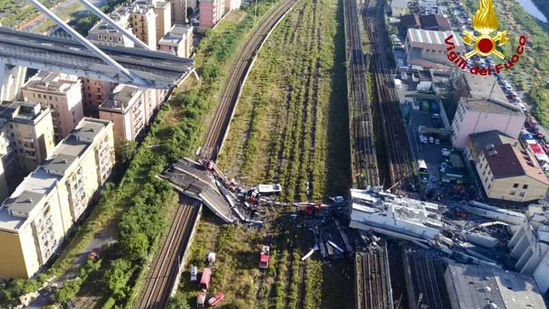 Fotografija: Viadukt Morandi se je zrušil med hudim neurjem, ko je v globino 45 metrov skupaj z njim zgrmelo več kot 30 avtomobilov in trije tovornjaki. FOTO: AP