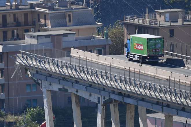 Italijanski namestnik premierja Luigi Di Maio je ocenil, da bi se tragediji lahko izognili, krivdo zanjo pa je pripisal družbi Autostrade per l'Italia, ker naj ne bi ustrezno vzdrževala zrušenega odseka. Slednja obtožbe zavrača. FOTO: Luca Zennaro/AP