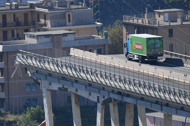 Italijanski namestnik premierja Luigi Di Maio je ocenil, da bi se tragediji lahko izognili, krivdo zanjo pa je pripisal družbi Autostrade per l'Italia, ker naj ne bi ustrezno vzdrževala zrušenega odseka. Slednja obtožbe zavrača. FOTO: Luca Zennaro/AP