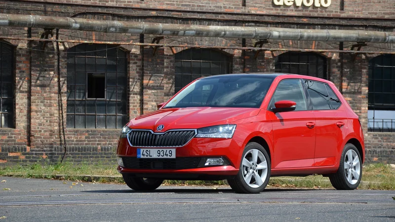 Škoda fabia je doživela medgeneracijsko prenovo, ki je zunaj komaj opazna &ndash; s sodobnejšimi lučmi in popravljeno masko.<br />
FOTO: Gašper Boncelj