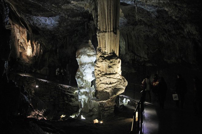 Prvi obiskovalci Postojnske jame so bili ledenodobni lovci, dokazujejo arheološke najdbe.
