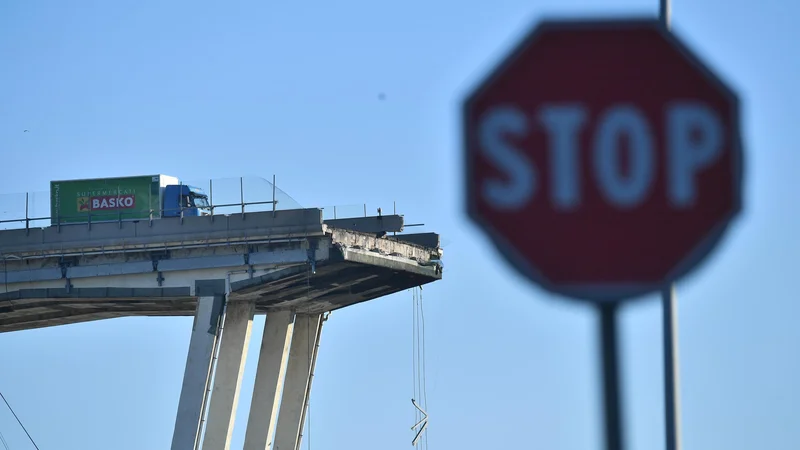 Fotografija: Z zrušenjem viadukta je Genova izgubila pomembno prometno povezavo, ki prečka reko Polcevera in povezuje vzhodni in zahodni del mesta. FOTO: Luca Zennaro/AP