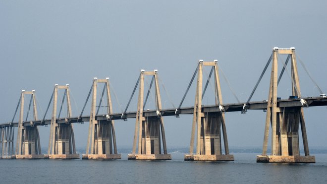 Na svetu sta še dva mostova, podobna viaduktu Morandi, in sicer v Venezueli (na fotografiji) in Libiji. FOTO: Federico Parra/AFP