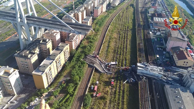 Na porušenem delu mostu je bilo približno trideset avtomobilov in trije tovornjaki. FOTO: AFP