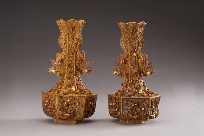 Vazi z ročaji v obliki feniksa iz zlata z rubini, safirji in biseri, datirana v leto 1601 FOTO: Wang Wei Chang
