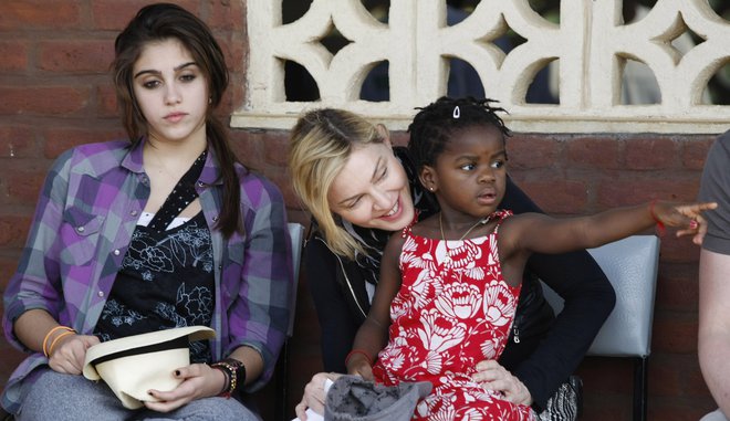 Madonna s posvojeno hčerjo Mercy James in biološko hčerjo Lourdes FOTO: Mike Hutchings/Reuters