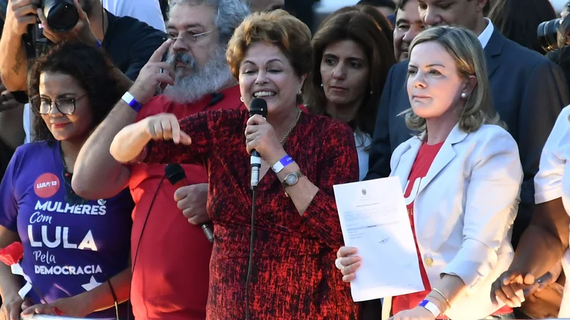 Fotografija: Nekdanja brazilska predsednica Dilma Rousseff iz vrst Delavske stranke je nagovorila podpornike predsedniškega kandidata Lula da Silva. FOTO: Evaristo Sa/AFP