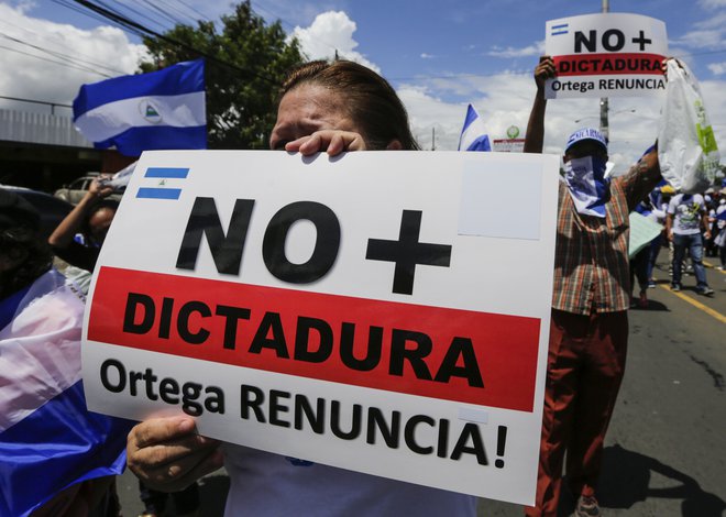 »Nič več diktature,« so na plakate zapisali Ortegovi nasportniki, udeleženci sredinega shoda. FOTO: Inti Ocon/AFP
