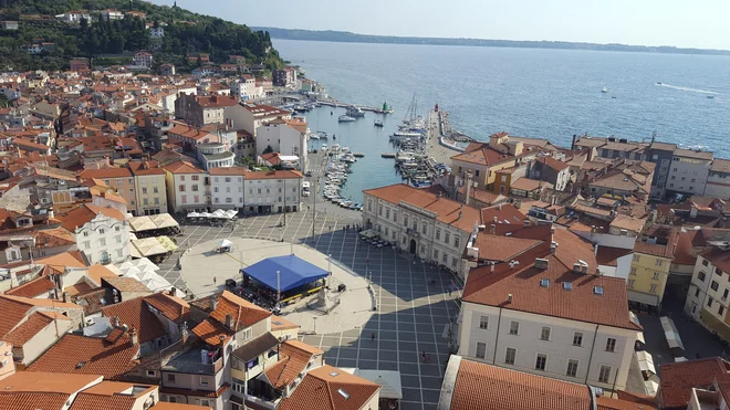 Razgled z zvonika na Tartinijevtrg in mandrač. FOTO: Boris Šuligoj