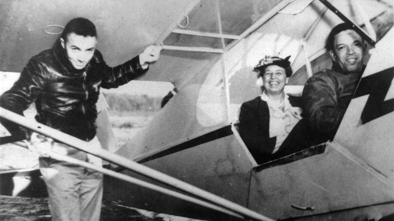 Fotografija: Eleanor je med obiskom inštituta prosila C. Alfreda Andersona, ki je bil takrat edini temnopolti pilot z licenco za letenje komercialnih letal, da naj jo popelje z letalom. Uslužbenca tajne službe v njenem spremstvu je skoraj kap. FOTO: Wikipedia