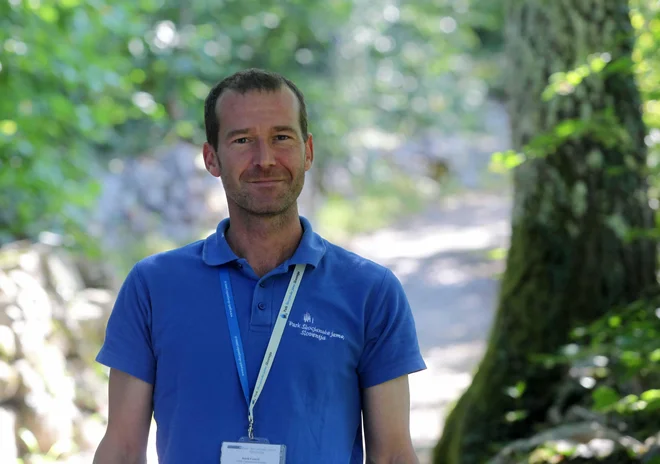 Pogumnih domačinov še ni zmanjkalo. Vodnik po Škocjanski jami Iztok Cencič je tudi jamar in plezalec po jamskih stenah.<br />
<br />
<em>FOTO</em> Mavric Pivk