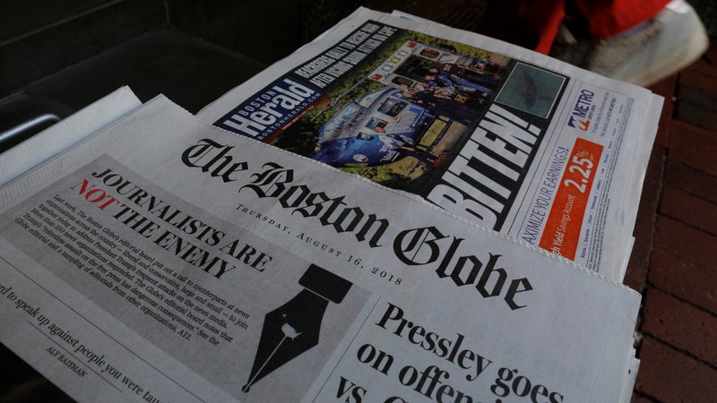 Fotografija: A customer walks past the front page of the Boston Globe newspaper referencing their editorial defense of press freedom and a rebuke of President Donald Trump for denouncing some media organizations as enemies of the American people, part of a nationwide editorial effort coordinated by the Boston Globe, at a newsstand in Cambridge, Massachusetts, U.S., August 16, 2018. REUTERS/Brian Snyder Foto Brian Snyder Reuters