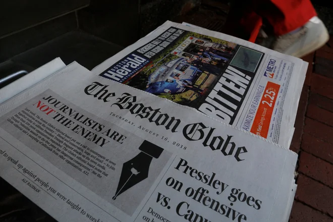 A customer walks past the front page of the Boston Globe newspaper referencing their editorial defense of press freedom and a rebuke of President Donald Trump for denouncing some media organizations as enemies of the American people, part of a nationwide editorial effort coordinated by the Boston Globe, at a newsstand in Cambridge, Massachusetts, U.S., August 16, 2018. REUTERS/Brian Snyder Foto Brian Snyder Reuters