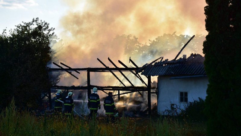Fotografija: Gasilci so preprečili širitev požara na stanovanjski objekt FOTO: Oste Bakal