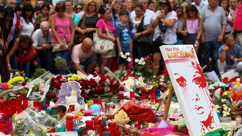 Fotografija: Na aveniji Rambla v središču Barcelone je bilo ubitih 14 ljudi iz devetih držav – med njimi tudi sedemletnik iz Avstralije in triletni deček iz Španije. FOTO: Foto Albert Gea/Reuters