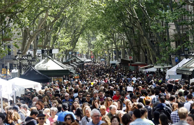Avenija Rambla v središču Barcelone je eden izmed najbolj obljudenih delov mesta. FOTO: Albert Gea/Reuters
