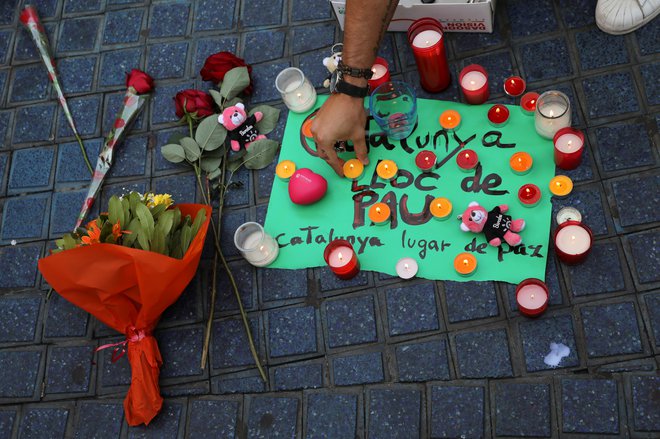 Sorodniki umrlih bodo položili rože ob mozaiku Joana Mirója na Rambli. Foto: Sergio Perez/Reuters