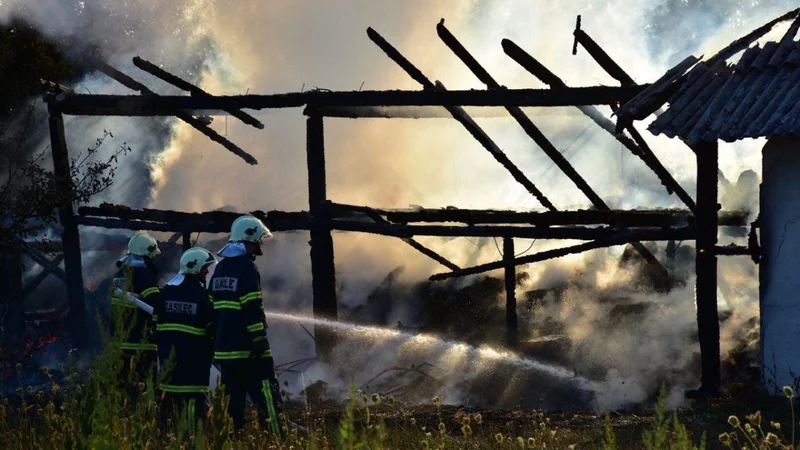 Fotografija: Gasilci so se štiri ure borili z ognjenimi zublji. FOTO: Oste Bakal