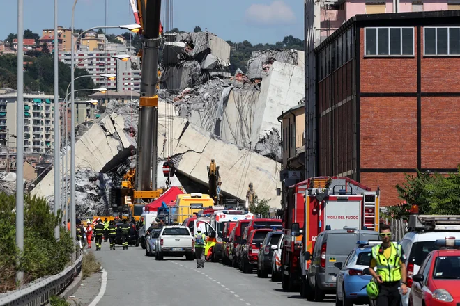 Reševalci in gasilci bijejo boj s časom. FOTO: Stefano Rellandini/Reuters