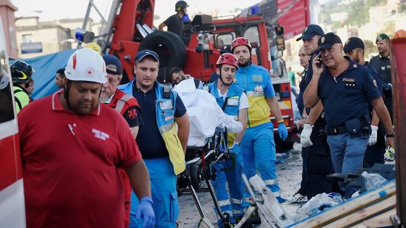 Fotografija: Pogeršanih je še od deset  do 20 ljudi. FOTO: Massimo Pinca/Reuters