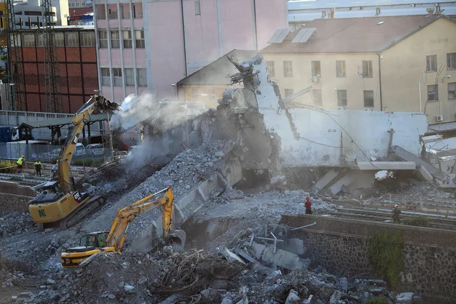 Most se je zrušil v torek. FOTO: Luca Zennaro/AP