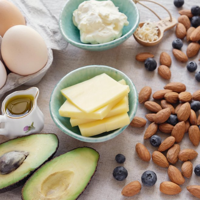 Pri ketonski dieti se na krožniku znajdejo avokado, polnomastni siri, jajca, oreščki, semena, meso ... FOTO: Getty Images/Istockphoto