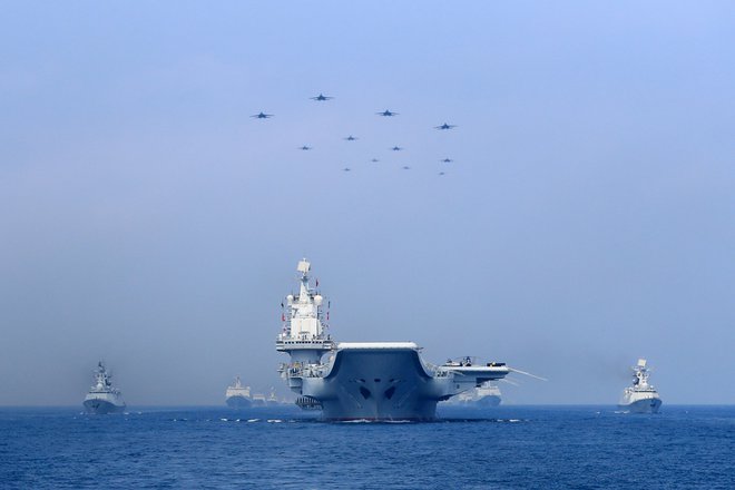 Kitajsko vojaško ladjevje na poti na manevre v Tajvansko ožino FOTO: Reuters 