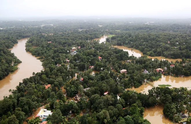 Posnetki prikazujeo razdejanje, ki ga je povzročilo deževje. FOTO: Reuters