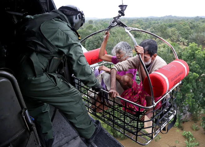 Ljudi rešuje indijska vojska. FOTO: Reuters