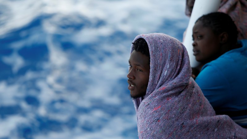 Fotografija: Migranti z obal Libije pred malteškim otokom Gozo med plovbo proti Italiji. FOTO: Reuters