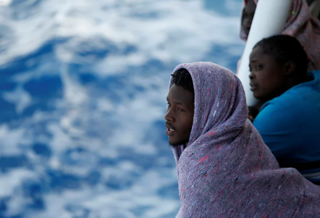 Migranti z obal Libije pred malteškim otokom Gozo med plovbo proti Italiji. FOTO: Reuters