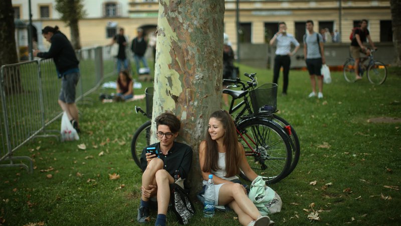 Fotografija: Mladi v Sloveniji dolgo živijo skupaj s starši. FOTO Jure Eržen/Delo