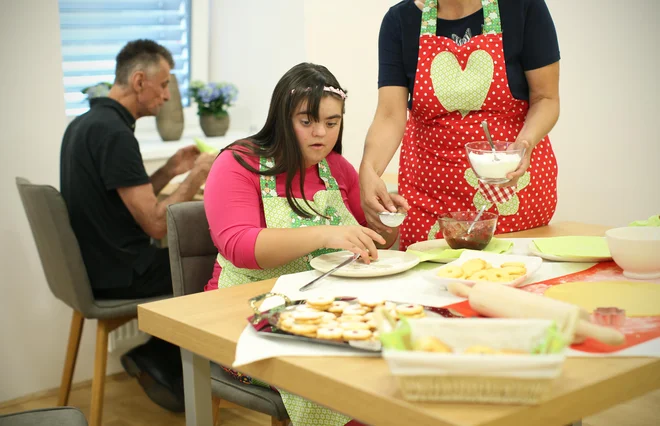 Prve obisklovalce so postregli s piškoti. Foto Jure Eržen