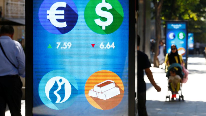 Fotografija: Strokovnjake skrbijo posledice padca lire za širše turško gospodarstvo. FOTO: REUTERS/Osman Orsal