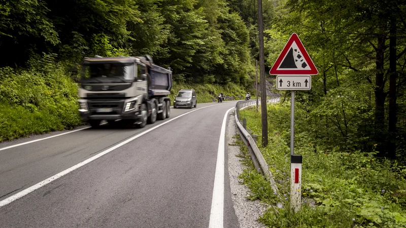 Fotografija: Za tovornjake je bil uraden obvoz skozi Tolmin. FOTO: Voranc Vogel/Delo