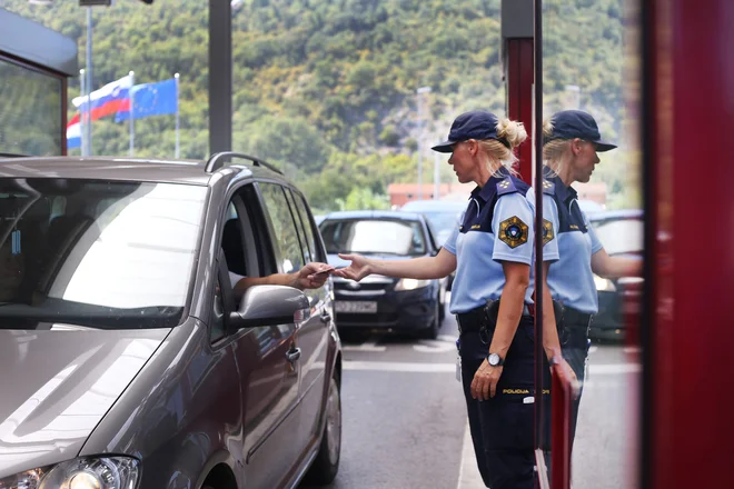 Na mejnem prehodu Dragonja so zastoji. FOTO: Leon Vidic/Delo